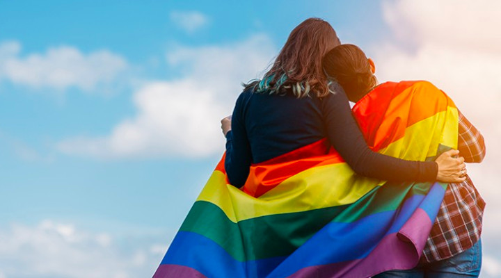 Vendere nello Spettro: La Mia Esperienza di Vendita di Mutandine come Venditore LGBT+