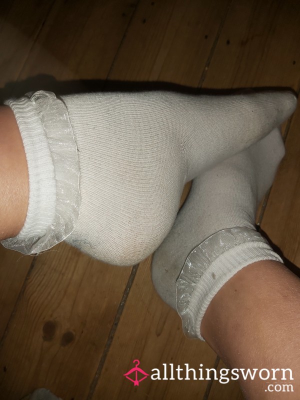 1 Day Wear White Frilly Ankle Socks