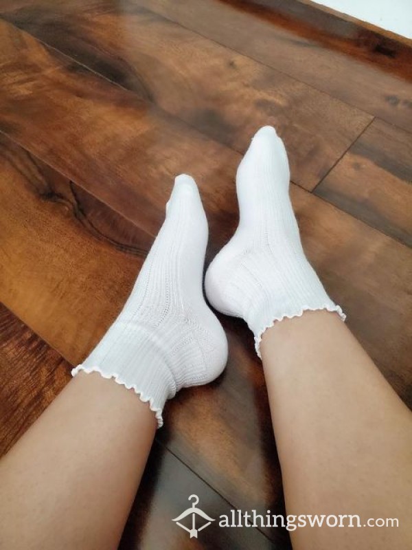 10 Photos Of My Small Feet With Cla**ic Cotton Socks 🧦