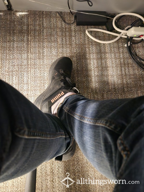 2 Minutes Sneaking Under My Desk 👣🧦