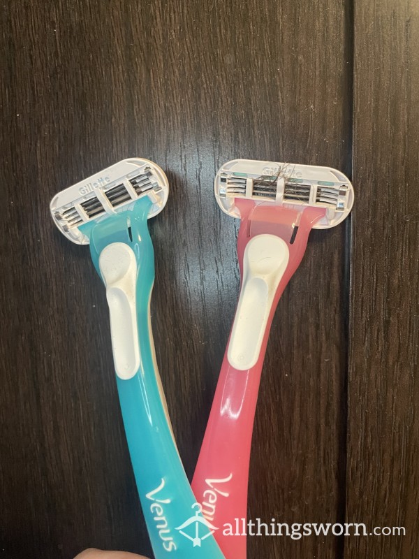 2 Razors With Goddess Pubic Hair