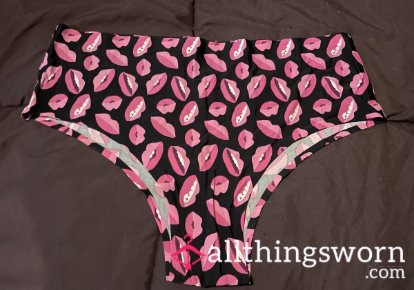 3x Cheeky Panties With Pink Lips