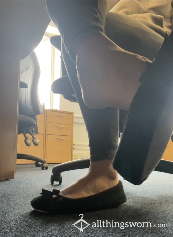 🦶 4-Minute Slipper Sensation: Foot Ignore And Dangle Under The Desk Thrill! 💕