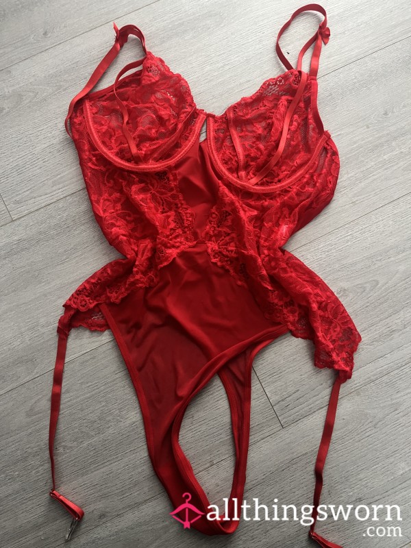 As Seen On My Profile Picture - Red Worn Set