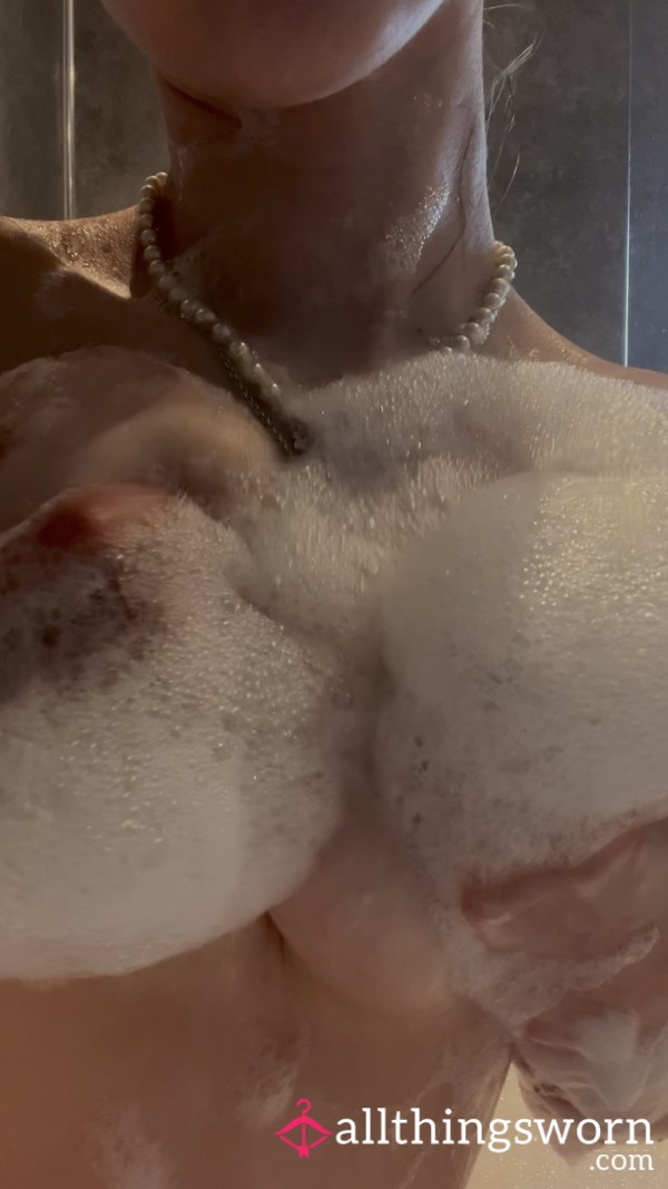 ASMR BRUNETTE BUBBLE BATH VIDEO With Tits And A**