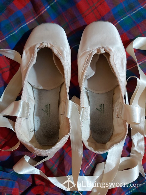 ***SOLD*** Ballerina Pointe 4.5 Tie Up Shoes With STINKY Toe Pads