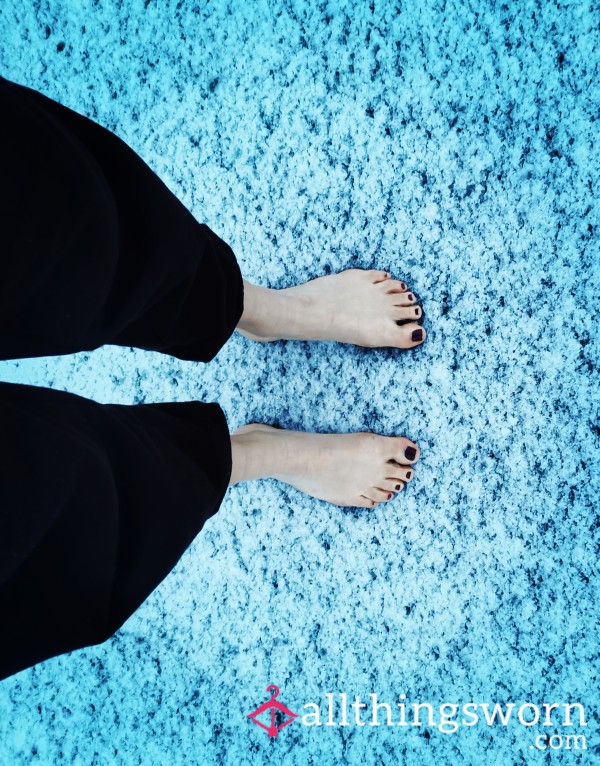 Barefoot In The Snow On A Busy Road 👣⛄👀🚗