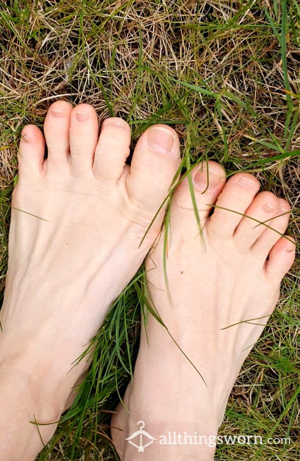 Barefoot Walking On The Gra** 🦶🦶🌿🌱