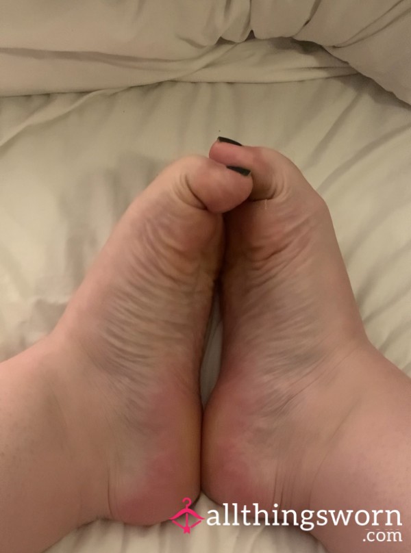 Barefoot Wiggle * Soles Together * Crinkly Soles