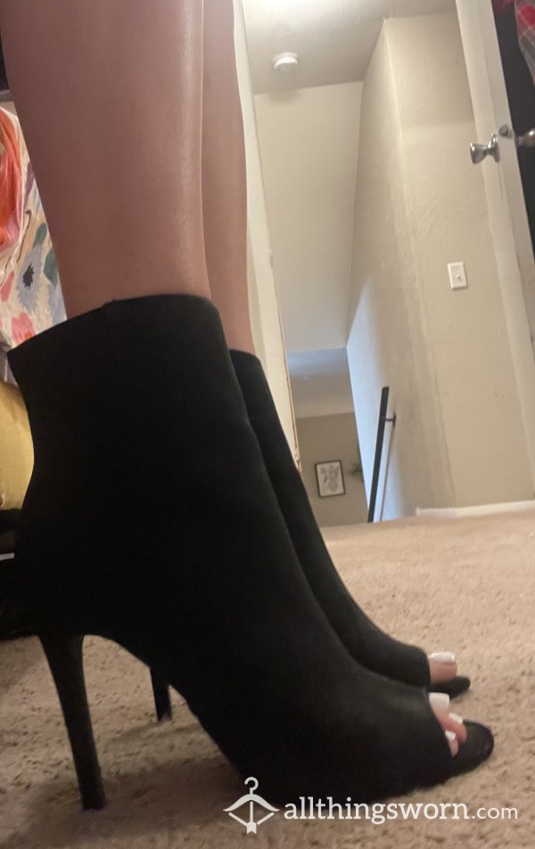 Black Booties Snugggg Tight 👠👠👠