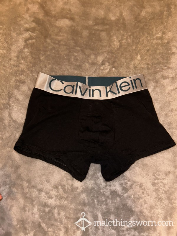 BLACK CALVIN KLEINS SILVER BAND