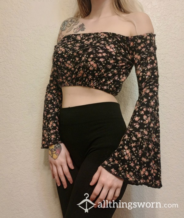 Black Flor*l Long Sleeve Crop Top