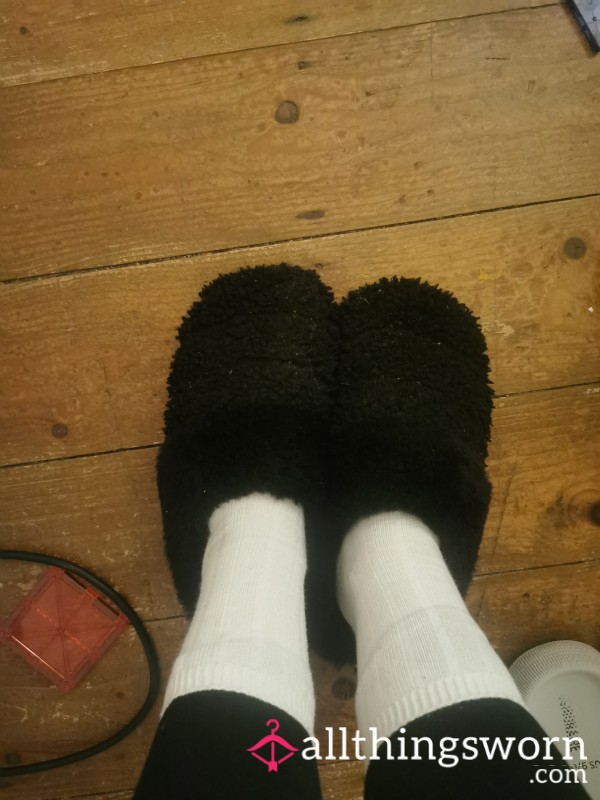 ✨ Black Fluffy Slippers – Well-Worn & Cozy ✨