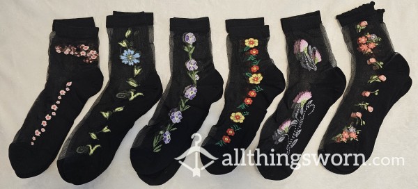 Black Nylon Socks W/Flor*l Print (Cotton Bottom)