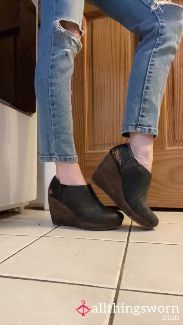 Black Wedge Office Shoes! Size 6.5