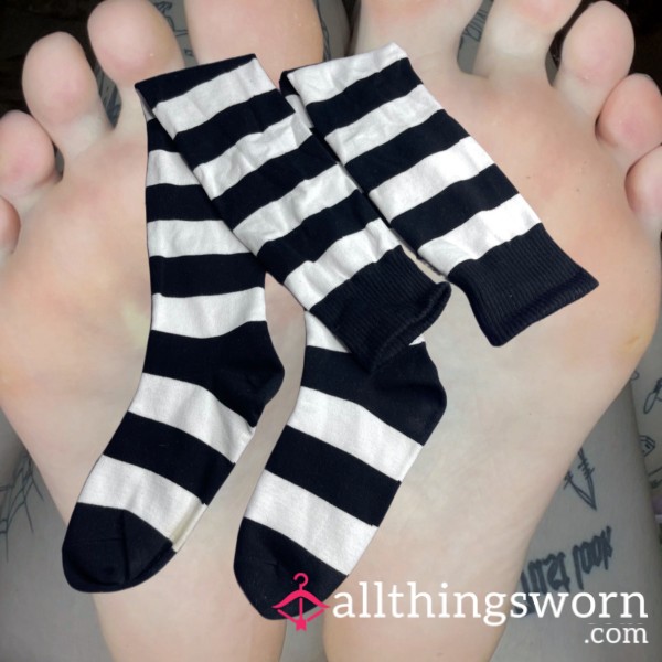 ꕤ BLACK & WHITE STRIPED THIGH HIGH SOCKS ꕤ