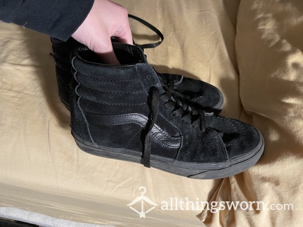 Blackout Vans 7.5