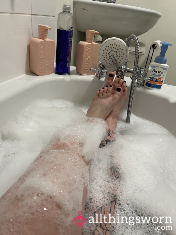 Bubble Bath Feet & A Lil Bit Of Cheeks Aswell 😉