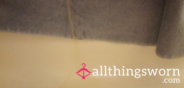 Close Up Vid Of Me P**ing Into The Tub