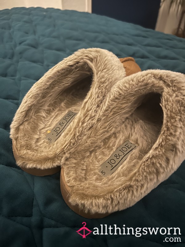 Cozy Worn Size 5 Slippers