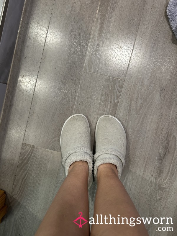 Cream Colored Oofo Slippers