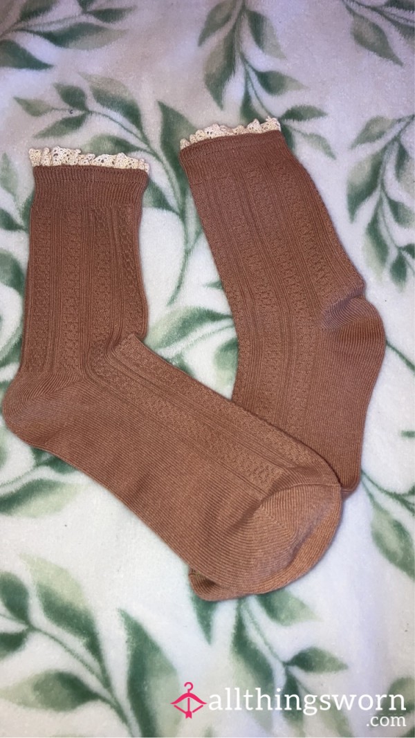 CUTE BROWN SOCKS W/ RUFFLES