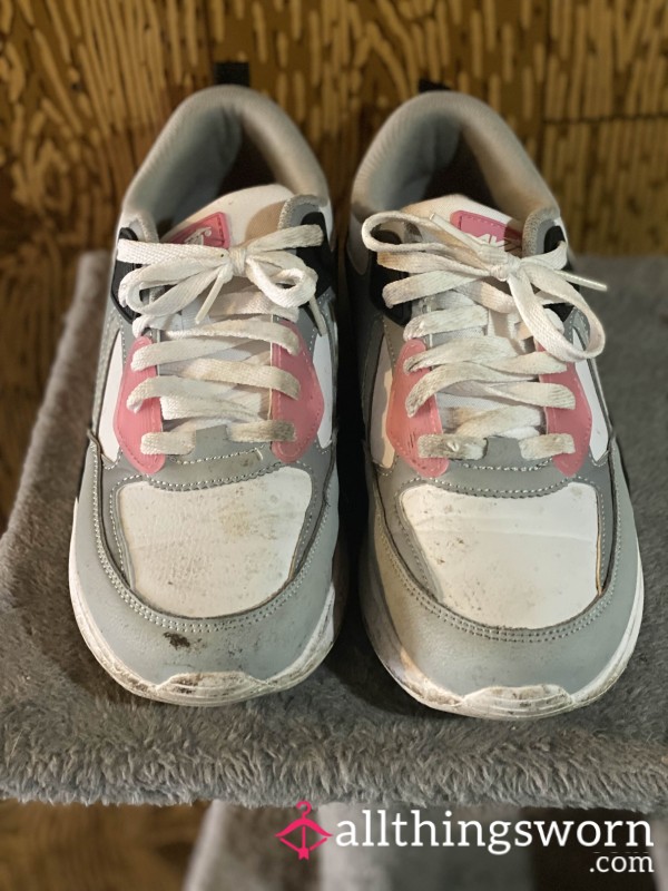 Cute Grey/Pink Worn And Dirty Avia Brand Sneakers