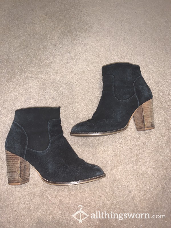 Destroyed Suede Black Boots