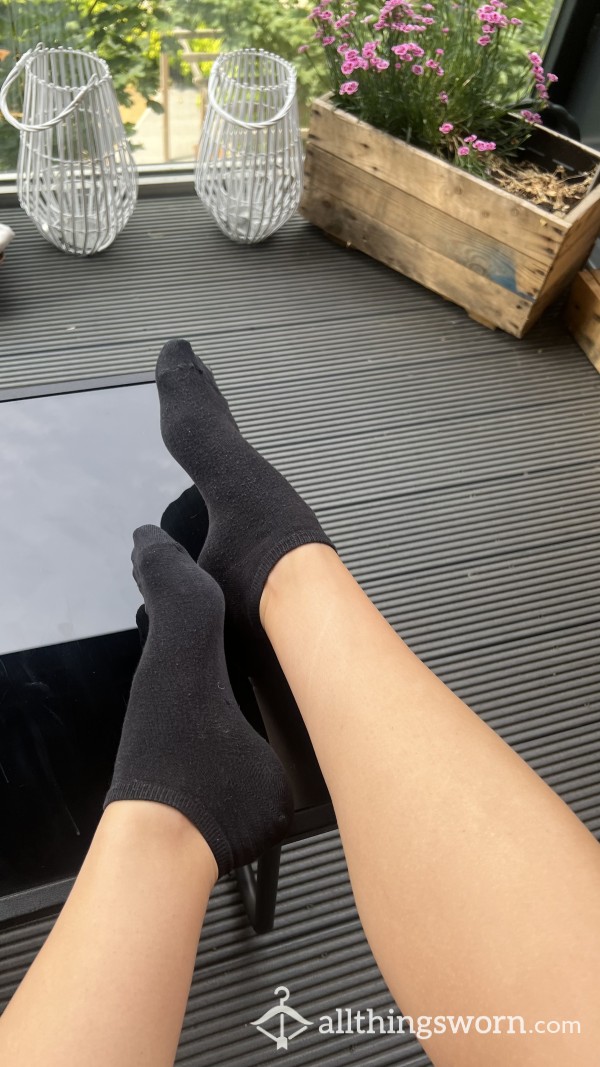 DIRTY BLACK ANKLE SOCKS