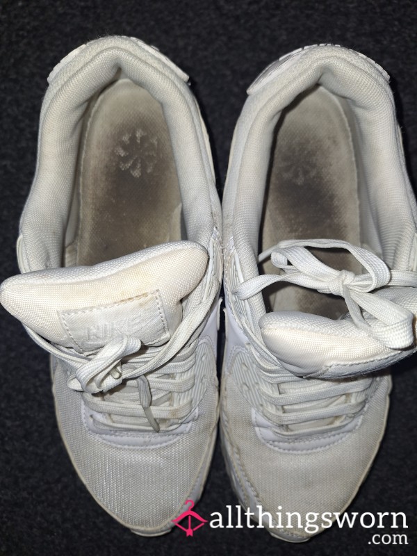 Nike , Extremely Smell Used And Abused