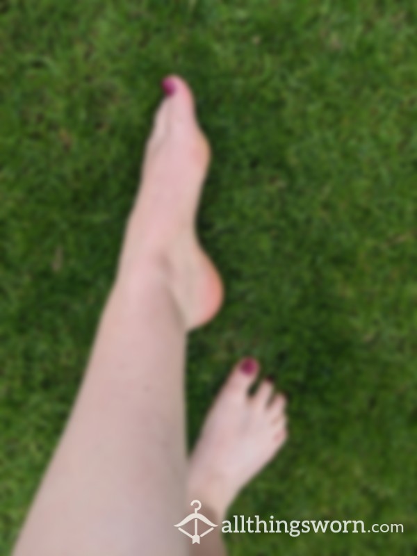 Set Of 10 Photos - Feet In The Gra** Enjoying The Great Outdoors 👣