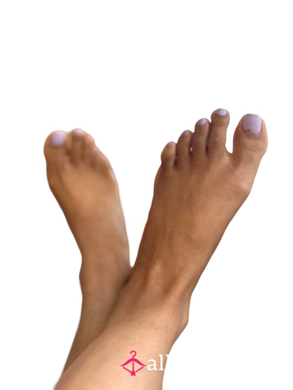 Feet On Gra** Chipped Pedicure Shapely Brown Feet