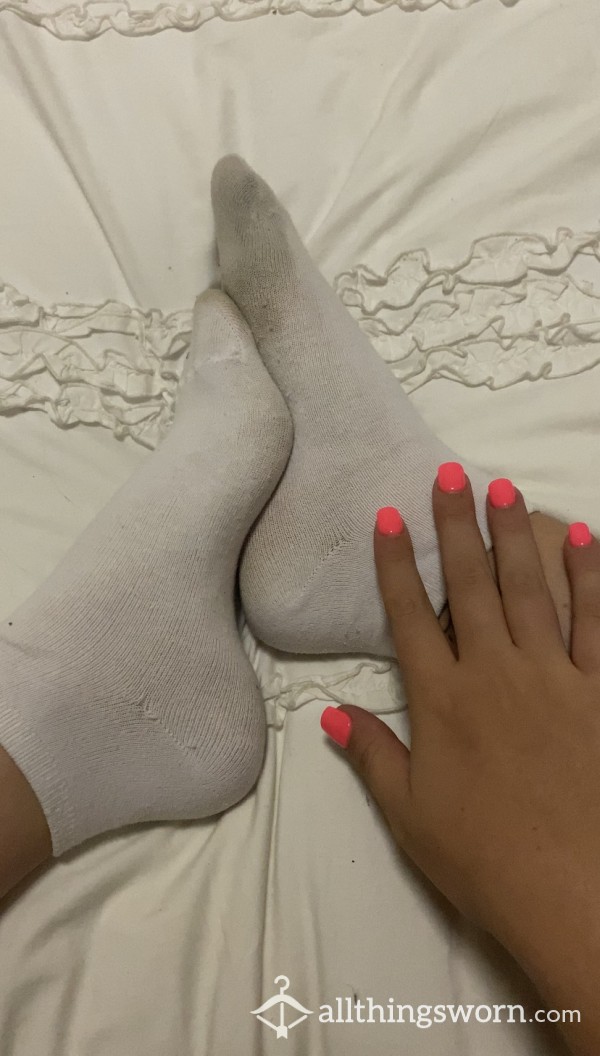 Finally Taking My Disgusting Gym Socks Off & Playing With/Ma**aging My Feet 🦶🏼💗🧖🏼‍♀️