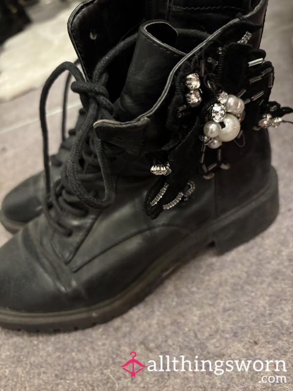 Flat Work Boots With Flower.Well Worn.Flat.Ex Work Boots.