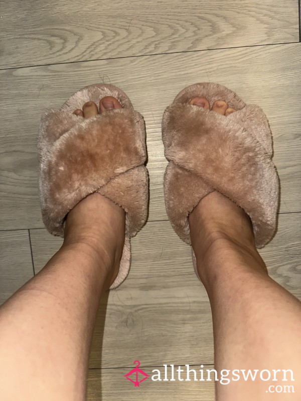 Fluffy Pink Slippers🩷