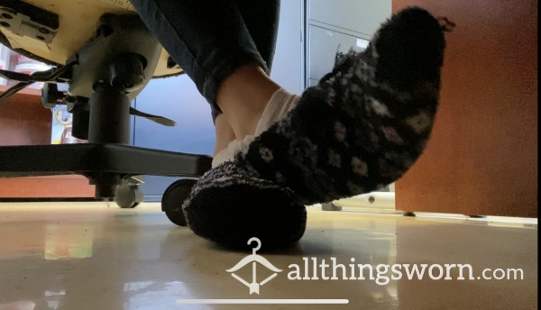 Foot Ignore Session At Work Under Desk - Slippers And Skinny Jeans 👣