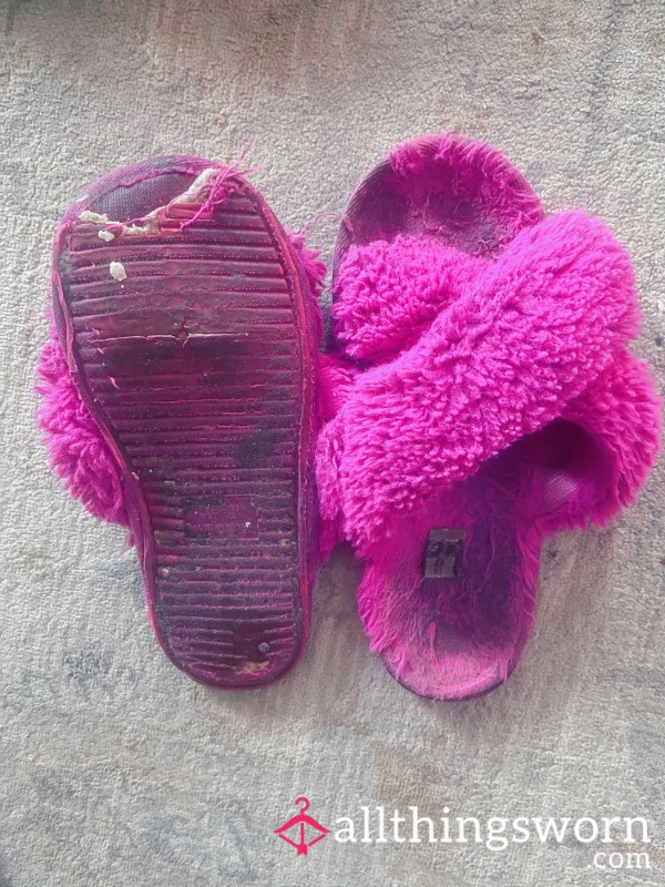 Foul-Smelling Pink Open-Toe Slippers