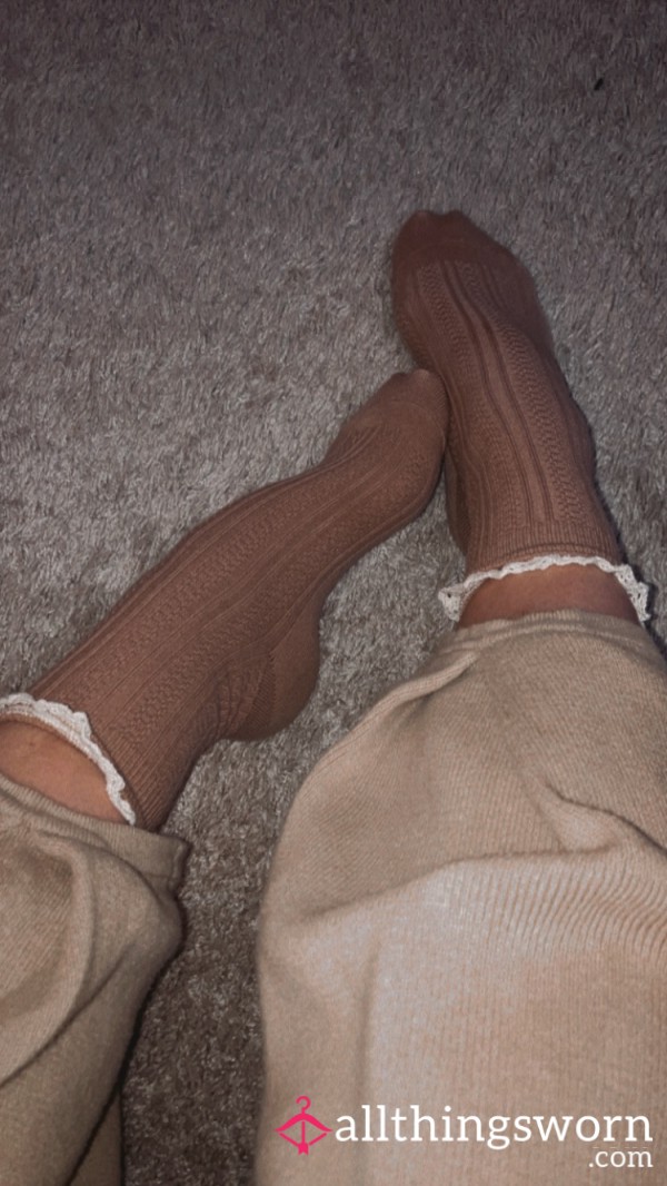 FRILLY TAN SOCKS