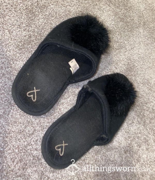 Fuzzy Ball Black Slippers