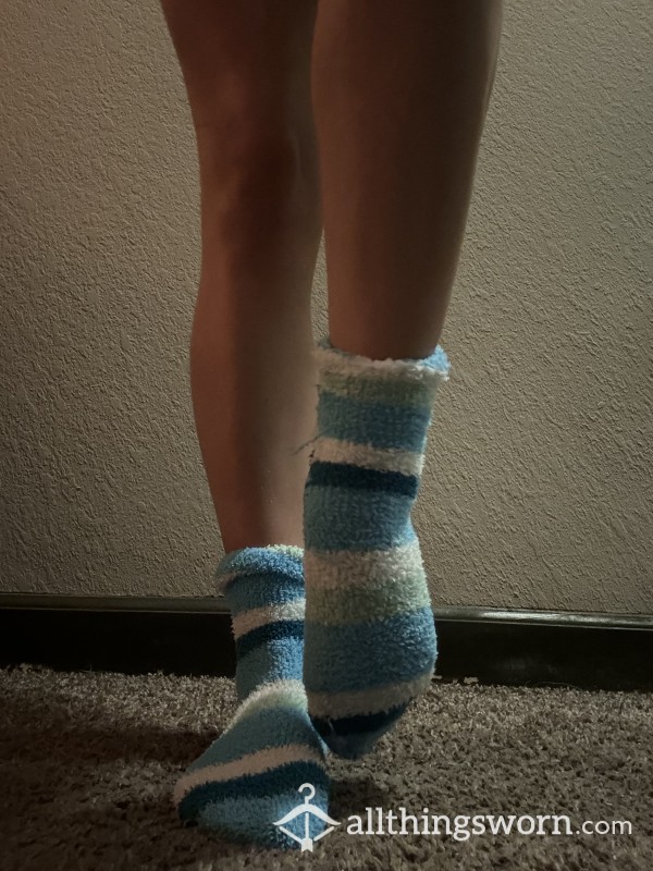 FUZZY SWEATER SOCKS