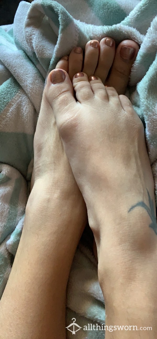 Get Under These S**y Sweaty Feet 🦶🏼