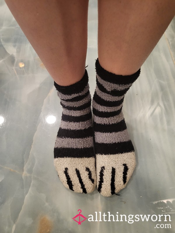 Gray&Black Striped Fuzzy Kitty Paw Socks 😺