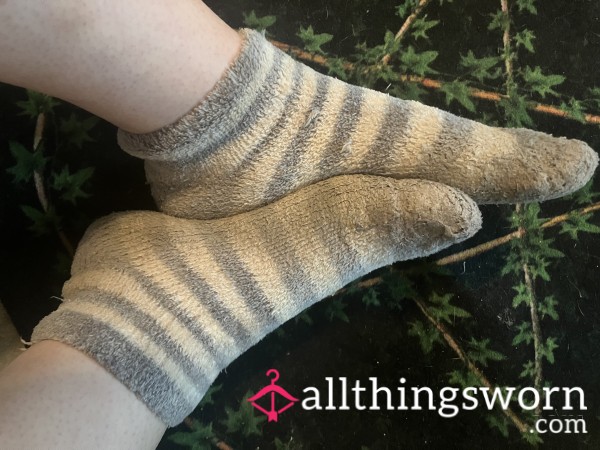 🩶🤍Grey And White Fuzzy Stripped Ankle Socks🧦