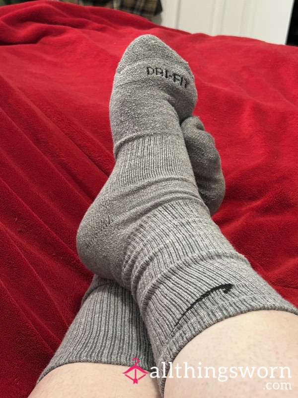 ~GREY NIKE CREW CUT ATHLETIC SOCKS~