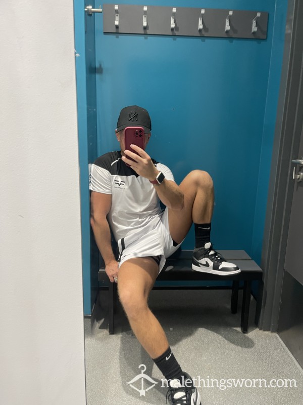 Have A Wank In The Gym Changing Room