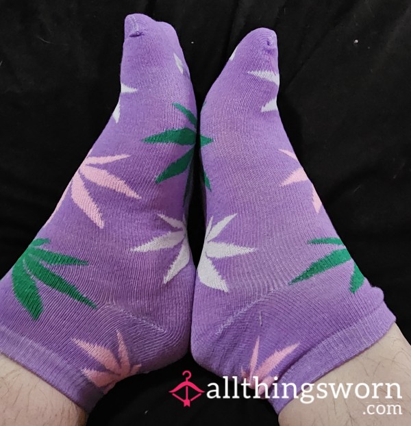 BBW Purple Ankle Socks With Colorful Weed Leaves