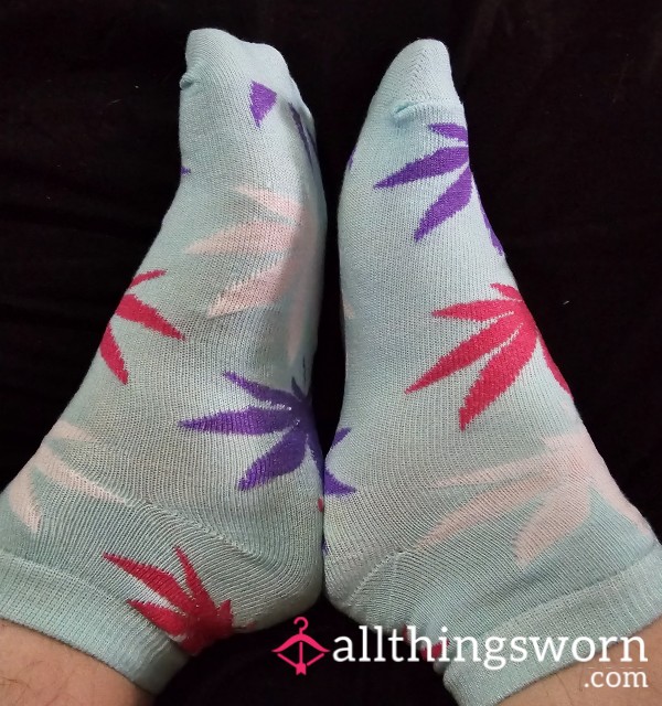 BBW Light Blue Ankle Socks With Colorful Weed Leaves