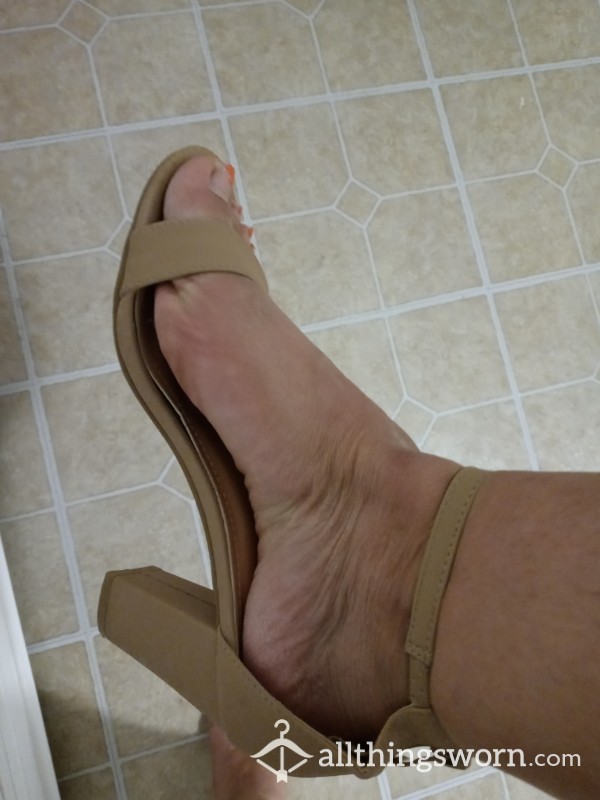 LOW HEELS TAN COLOR