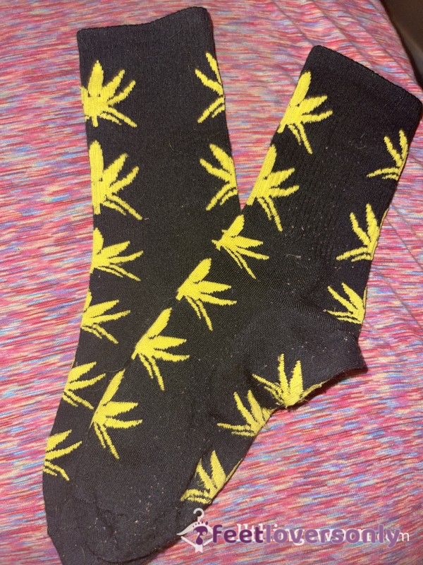 Meaty Size 10US Yellow And Black Weed Leaf Socks