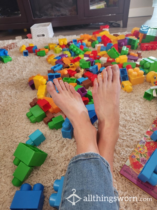 Milf Picking Up Blocks Showing Feet